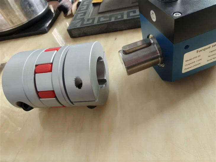 Dynamic Torque Transducer With Couplings For Wrench Calibration